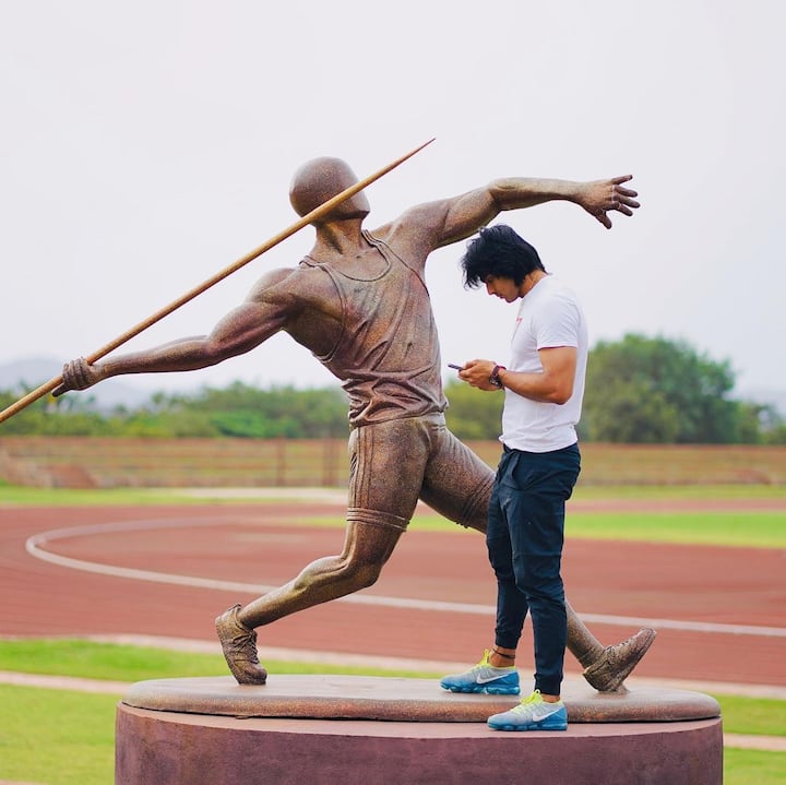 टोकियो ऑलिम्पिकमध्ये नीरज चोप्राने इतिहास रचत चमकदार कामगिरी करत भालाफेकीत सुवर्ण पदकाची कमाई केली. नीरजने 87.88 मीटर भाला फेकत सुवर्ण पदकाला गवसणी घातली आहे. (photo courtesy @neeraj____chopra instagram)