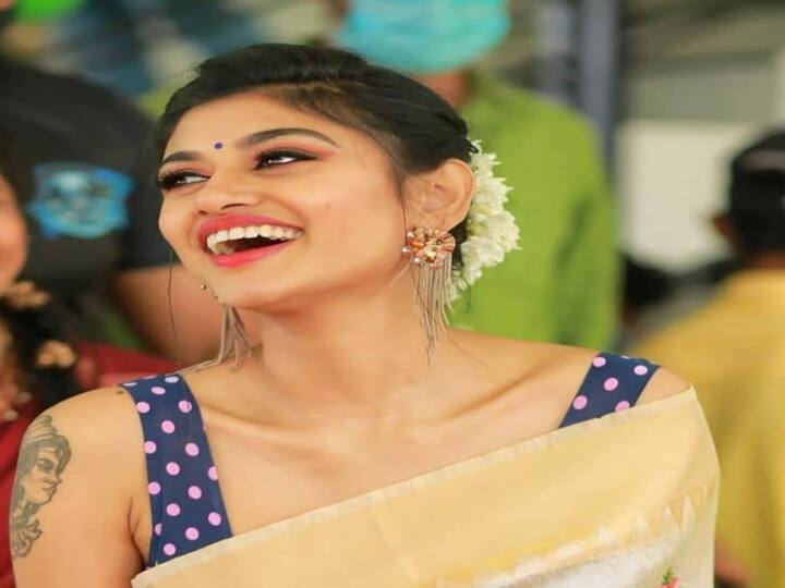 சகி உன்னிடம் செம்பருத்தி பூ நிறம் சகி உன்னிடம் செம்பருத்தி பூ நிறம்