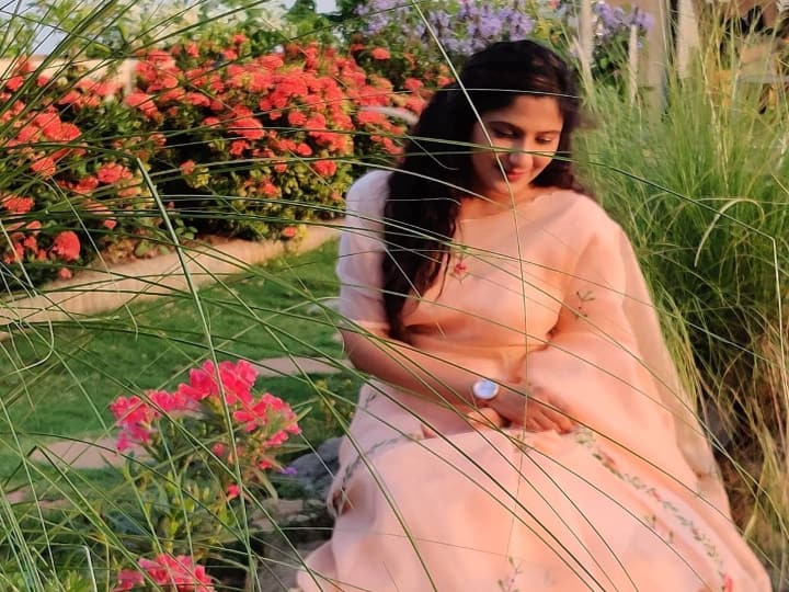 சிறுவயதில் 'குச்சி குச்சி ரக்கம்மா' (பம்பாய்) மற்றும் 'அச்சம் அச்சம் இல்லை' பாடல்களுக்கு கோர்ஸில் முதல் முதலாக பாடினார்
