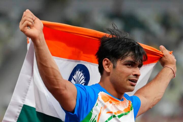 ਨੀਰਜ ਨੇ 2017 'ਚ ਫੌਜ ਨਾਲ ਜੁੜਨ ਤੋਂ ਬਾਅਦ ਕਿਹਾ ਸੀ, 'ਅਸੀਂ ਕਿਸਾਨ ਹਾਂ, ਪਰਿਵਾਰ 'ਚ ਕਿਸੇ ਕੋਲ ਵੀ ਸਰਕਾਰੀ ਨੌਕਰੀ ਨਹੀਂ ਹੈ ਤੇ ਮੇਰਾ ਪਰਿਵਾਰ ਬੜੀ ਮੁਸ਼ਕਿਲ ਨਾਲ ਮੇਰਾ ਸਾਥ ਦਿੰਦਾ ਆਇਆ ਹੈ। ਪਰ ਹੁਣ ਇਹ ਇਕ ਰਾਹਤ ਦੀ ਗੱਲ ਹੈ ਕਿ ਮੈਂ ਆਪਣੀ ਪ੍ਰੈਕਟਿਸ ਜਾਰੀ ਰੱਖਣ ਤੋਂ ਇਲਾਵਾ ਆਪਣੇ ਪਰਿਵਾਰ ਦੀ ਆਰਥਿਕ ਮਦਦ ਕਰਨ ਦੇ ਸਮਰੱਥ ਹਾਂ।