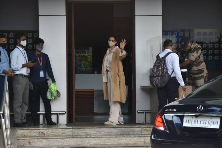 इस दौरान दीपिका बड़े ही कूल अवतार में नजर आई हैं. उन्होंने न्यूड शेड लॉन्ग जैकेट के साथ ऑफ-व्हाइट पैंट-शर्ट पहने हुए थे.