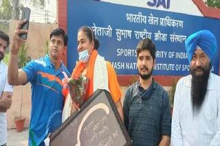 Olympics ਵਿੱਚ 6ਵਾਂ ਸਥਾਨ ਹਾਸਲ ਕਰਨ ਵਾਲੀ Kamalpreet Kaur ਪਹੁੰਚੀ ਪਟਿਆਲਾ, ਹੋਇਆ ਭਰਵਾਂ ਸਵਾਗਤ