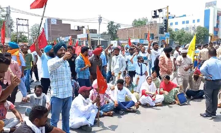 ਇੱਥੋਂ ਤੱਕ ਕਿ ਲੜਕੀ ਨੇ ਮੁਲਾਜ਼ਮਾਂ ਦੇ ਦੰਦੀਆਂ ਵੀ ਵੱਡੀਆਂ ਤੇ ਮੁੱਕੀਆਂ ਵੀ ਮਾਰੀਆਂ ਤਾਂ ਜੋ ਉਹ ਆਪਣੇ ਪਿਤਾ ਨੂੰ ਪੁਲਿਸ ਦੇ ਚੁੰਗਲ ਵਿੱਚੋਂ ਛੁਡਾ ਸਕੇ। ਇਸ ਮੌਕੇ ਡੀਐਸਪੀ ਗੁਰਜੀਤ ਸਿੰਘ ਰੋਮਾਣਾ ਦੀ ਅਗਵਾਈ ਵਿੱਚ ਸੜਕ 'ਤੇ ਦਸਤਾਰਾਂ ਵੀ ਰੁਲੀਆਂ ਤੇ ਪੁਲਿਸ ਮੁਲਾਜ਼ਮਾਂ ਦੇ ਪੈਰਾਂ ਥੱਲੇ ਪੱਗਾਂ ਅਤੇ ਪਰਨੇ ਰੁਲਦੇ ਹੋਏ ਨਜ਼ਰ ਆਏ।
