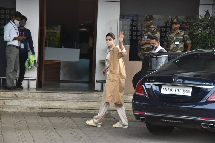 इसके अलावा वो बहुत जल्द शाहरुख खान की आने वाली फिल्म 'पठान' में हाई-ऑक्टेन एक्शन स्टंट करती हुई नजर आएंगी.