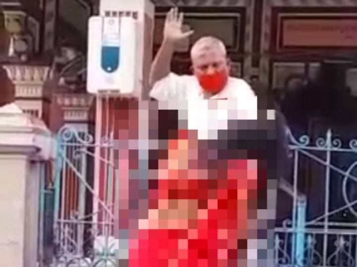 पूजा करने मंदिर गई महिला की पुजारी ने की पिटाई, सिर के बालों को खींच कर जड़ा थप्पड़, वीडियो VIRAL
