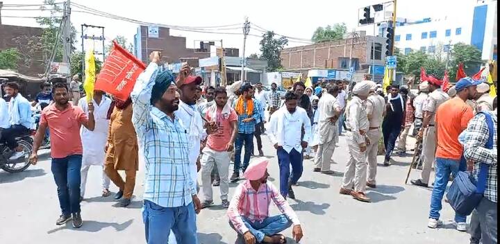 ਬਠਿੰਡਾ-ਬਰਨਾਲਾ ਰੋਡ 'ਤੇ ਓਵਰ ਬਰਿੱਜ ਦਾ ਨੀੀਂਹ ਪੱਥਰ ਰੱਖਣ ਆਏ ਮਨਪ੍ਰੀਤ ਬਾਦਲ ਨੂੰ ਠੇਕਾ ਮੁਲਾਜ਼ਮਾਂ ਦੇ ਵਿਰੋਧ ਦਾ ਇੱਕ ਵਾਰ ਫੇਰ ਸਾਹਮਣਾ ਕਰਨਾ ਪਿਆ। ਹਾਲਾਤ ਇਹ ਬਣ ਗਏ ਕਿ ਠੇਕਾ ਮੁਲਾਜ਼ਮਾਂ ਦੇ ਵਿਰੋਧ ਨੂੰ ਦੇਖਦਿਆਂ ਬਠਿੰਡਾ ਪੁਲਿਸ ਨੂੰ ਭਾਜੜਾਂ ਪੈ ਗਈਆਂ ਅਤੇ ਜਲਦਬਾਜ਼ੀ ਵਿਚ ਡੀਐੱਸਪੀ ਗੁਰਜੀਤ ਰੋਮਾਣਾ ਦੀ ਅਗਵਾਈ ਵਾਲੀ ਪੁਲਿਸ ਨੇ ਠੇਕਾ ਮੁਲਾਜ਼ਮਾਂ ਨੂੰ ਘੜੀਸਿਆ।