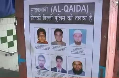Delhi Police pasted posters of 6 most wanted terrorists near Red Fort ahead of Independence Day 15 अगस्त से पहले दिल्ली में सुरक्षा व्यवस्था कड़ी, पुलिस ने चिपकाए 6 मोस्टवांटेड आतंकवादियों के पोस्टर