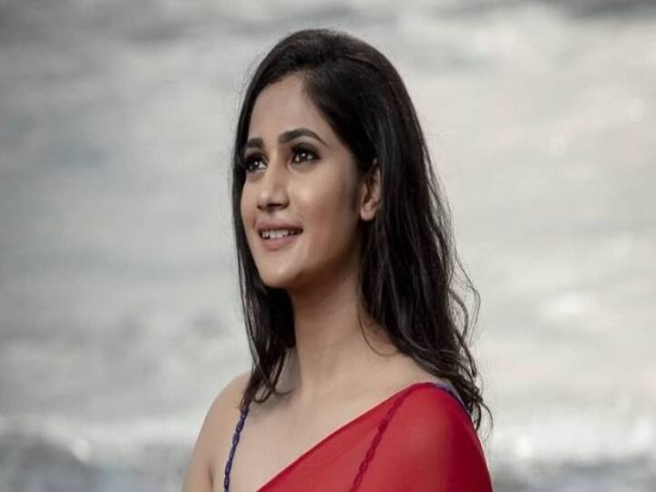 கூகுள் குட்டப்பாவில் தன்னுடன் பிக்பாஸில் பிரபலமான தர்ஷனுடன் நடிக்க உள்ளார்