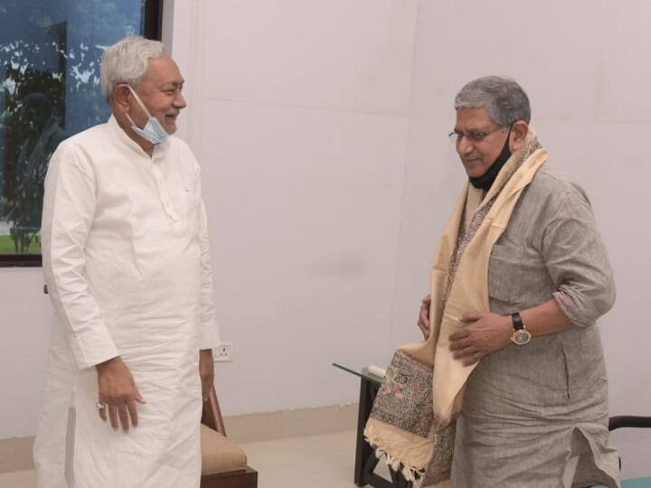 पटना: जनता दल यूनाइटेड (जेडीयू) के नए राष्ट्रीय अध्यक्ष शुक्रवार को बिहार पहुंचे. बिहार पहुंचने के बाद शनिवार को उन्होंने मुख्यमंत्री नीतीश कुमार से उनके आवास में मुलाकात की. वहीं, पार्टी के प्रदेश कार्यालय में पार्टी के अन्य नेता, कार्यकर्ता और पत्रकारों से मुखातिब हुए.