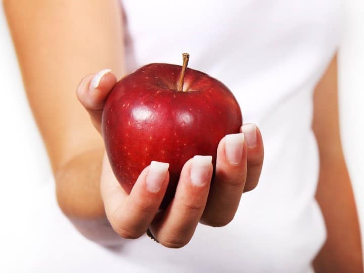 How does an apple affects diabetes and blood sugar levels? డయాబెటిస్ బాధితులు ఆపిల్ తినొచ్చా? ఎలాంటి ప్రభావం చూపుతుంది?