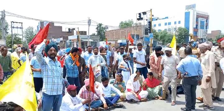 ਇਸੇ ਤਹਿਤ ਹੀ ਅੱਜ ਠੇਕਾ ਮੁਲਾਜ਼ਮਾਂ ਵੱਲੋਂ ਬਰਨਾਲਾ ਰੋਡ 'ਤੇ ਪ੍ਰੋਗਰਾਮ ਵਿੱਚ ਹਿੱਸਾ ਲੈਣ ਆਏ ਮਨਪ੍ਰੀਤ ਬਾਦਲ ਦਾ ਜ਼ਬਰਦਸਤ ਵਿਰੋਧ ਕੀਤਾ ਗਿਆ ਤੇ ਪੰਜਾਬ ਸਰਕਾਰ ਅਤੇ ਮਨਪ੍ਰੀਤ ਬਾਦਲ ਮੁਰਦਾਬਾਦ ਦੇ ਨਾਅਰੇ ਲਾਏ ਗਏ। ਜਿਸ ਤੋਂ ਬਾਅਦ ਹਰਕਤ ਵਿੱਚ ਆਉਂਦਿਆਂ ਪੁਲਿਸ ਮੁਲਾਜ਼ਮਾਂ ਵੱਲੋਂ ਮਹਿਲਾ ਅਤੇ ਪੁਰਸ਼ ਠੇਕਾ ਮੁਲਾਜ਼ਮਾਂ ਨੂੰ ਗੱਡੀਆਂ ਵਿੱਚ ਭਰ ਕੇ ਥਾਣਾ ਥਰਮਲ ਪਹੁੰਚਾਇਆ ਗਿਆ।