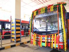 In Pics | मुंबईकरांचा प्रवास सुखकर करणारी पर्यावरणस्नेही  इलेक्ट्रिक बेस्ट बस नेमकी कशी आहे? पाहा फोटो