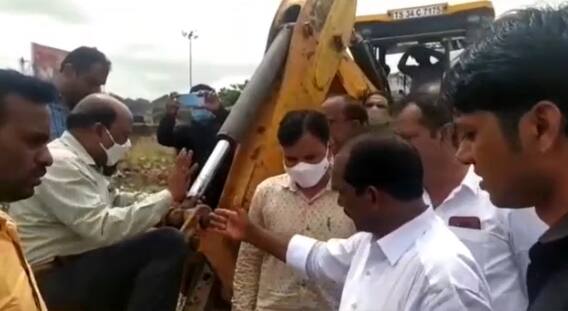 Nirmal TSRTC: పెట్రోల్ పోసుకొని తగలబెట్టుకుంటా.... జాగా కాపాడుకుంటా... మున్సిపల్ అధికారులకు ఆర్టీసీ డిపో మేనేజర్ హెచ్చరిక...