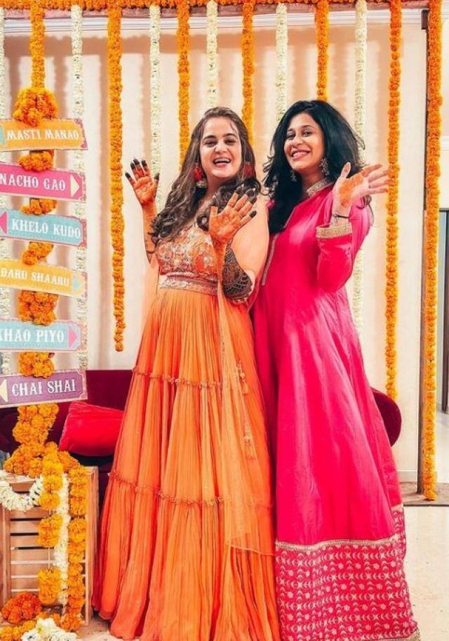 वहीं इसके साथ ही किश्वर ने अपनी बेस्टी के लिए एक इमोशनल पोस्ट भी शेयर किया. इसमें किशवर ने लिखा कि, मिन्स बीसी आपकी आज शादी हो रही है. केवल आप और मैं जानते हैं कि हम किस चीज से गुजरे हैं, तो क्या हुआ अगर मैं प्रेग्नेंच हूं, निश्चित रूप से, मैं आउंगी, अगर मेहंदी पर ना भी आई तो शादी में आऊंगी. ये हम दोनों के लिए भावनाओं का एक रोलर कोस्टर है.