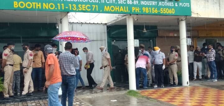 ਜਾਣਕਾਰੀ ਅਨੁਸਾਰ 4 ਅਣਪਛਾਤੇ ਨੌਜਵਾਨਾਂ ਨੇ ਯੂਥ ਅਕਾਲੀ ਦਲ ਦੇ ਆਗੂ ਵਿੱਕੀ ਮਿੱਡੂ ਖੇੜਾ ‘ਤੇ ਫ਼ਾਇਰਿੰਗ ਕੀਤੀ