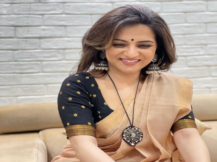 மரகத சோம்பல் முறிப்பாளே புல்வெளி போலே சிலிர்ப்பாளே