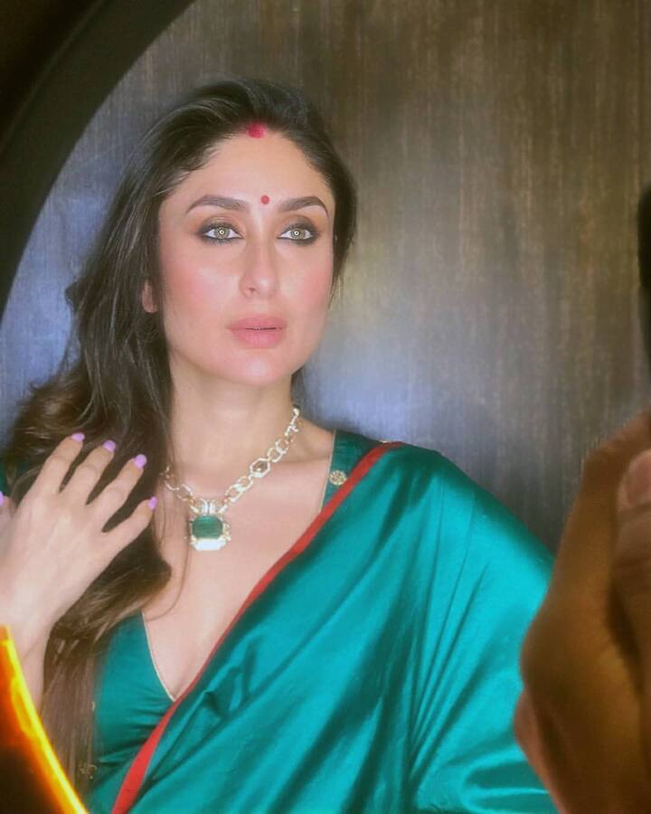 Kareena Kapoor Khan Traditional Look: करीना कपूर (Kareena Kapoor Khan) बॉलीवुड की सबसे खूबसूरत और स्टाइलिश एक्ट्रेस में से एक हैं. उनका हर अंदाज फैंस को पसंद है. वहीं, करीना (Kareena Kapoor Khan) ने एक ग्रीन कलर की प्लेन सॉटन साड़ी पहनी थी, जिसे उन्होंने मैचिंग ज्वैलरी के साथ पेयर किया था. परफेक्ट मेकअप, खुले बाल और मांग में सिंदूर के साथ एक्ट्रेस ने इस लुक को पूरा किया था.