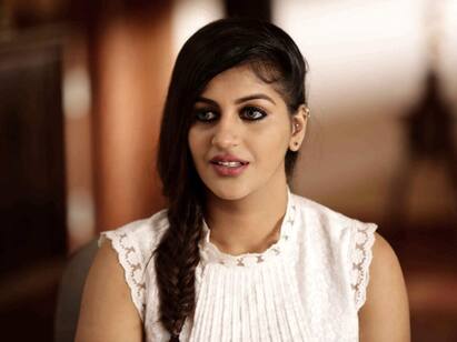 actress yashika anand not go to her home from hospital தோழி நினைவு வரும்.. டிஸ்சார்ஜ் ஆகியும் வீட்டிற்கு செல்லாத யாஷிகா ஆனந்த்