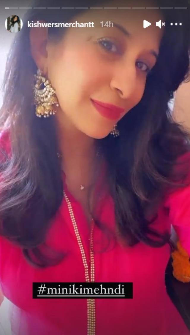 इन तस्वीरों में किश्वर ने एक पिंक कलर की ड्रेस पहनी हुई है. जिसमें वो काफी सुंदर लग रही हैं.