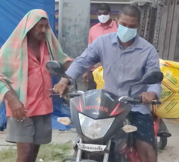 Andhra Pradesh: Vijayawada Sub Collector Surya Sai Praveen Chand Checking In Fertilizer Shop Like Farmer.. malpractice  fertilizer stores was sealed Andhra Pradesh: వేషం మార్చిన సబ్ కలెక్టర్... షాక్‌లో ఎరువుల దుకాణదారులు… ఆనందంలో రైతులు