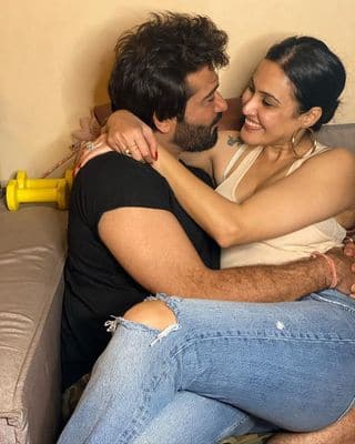 दरअसल काम्या सोशल मीडिया पर काफी एक्टिव रहती हैं. और हाल ही में उन्होंने अपने पति शलभ डांग के साथ लिप-लॉक करते हुए कुछ तस्वीरें शेयर की हैं.