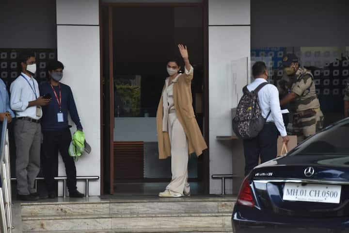 दीपिका ने इस बार अपना एयरपोर्ट लुक बहुत ही सिंपल रखा और अपने बालों में बन बनाया हुआ था.