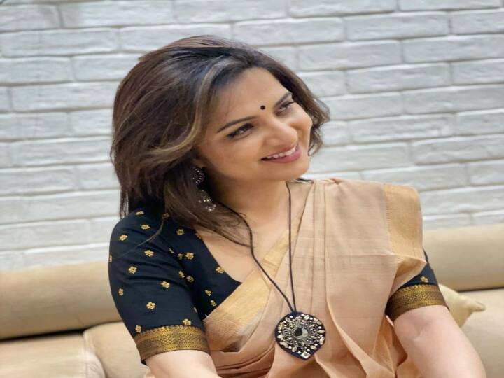 எதிலும் வாஞ்சைகள் தான் இருக்கும் முதலாம் பார்வையிலே மனதை ஈர்ப்பாளே முதலாம் பார்வையிலே மனதை ஈர்ப்பாளே