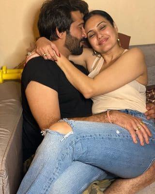 इन तस्वीरों को शेयर करते हुए काम्या ने लिखा कि, 'नो फिल्टर, ओनली लव'. बता दें कि काम्या की शलभ से ये दूसरी शादी है.इससे पहले उन्होंन बंटी नेगी से शादी की थी, जिनसे उनकी एक बेटी भी है. वहीं शलभ भी एक बेटे के पिता है.