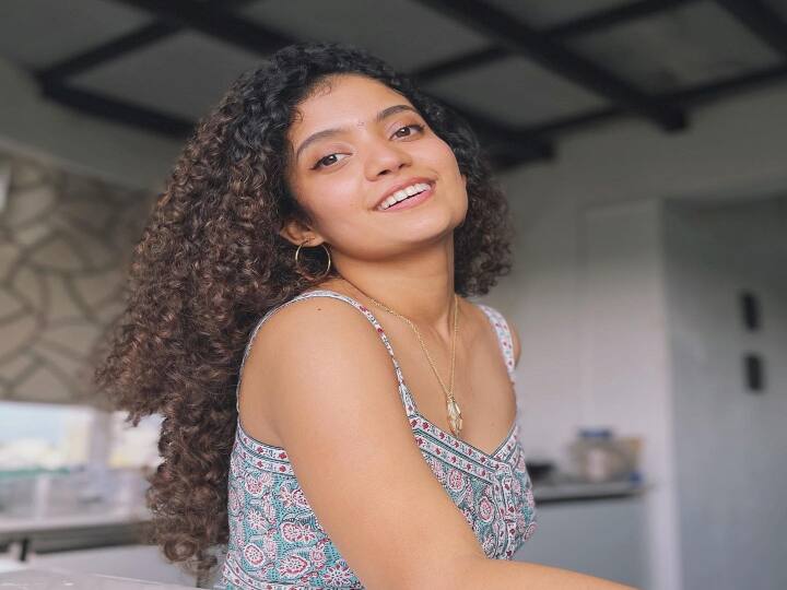 ஹெலன் திரைப்படத்திற்கான கேரள மாநில திரைப்பட விருதை வென்றுள்ளார்