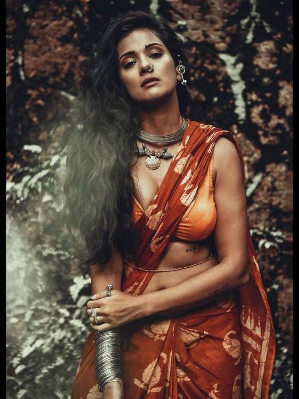 मेघा गुप्ता ने पिछले साल अपने पति सिद्धार्थ कार्निक से अलग हो गई. वह गोवा में शिफ्ट हो गईं. मेघा योग करती हैं और एक हेल्दी लाइफ स्टाइल पर अमल करती हैं. उनका मेकओवर काबिले तारीफ है और उनके बीच की तस्वीरें सिजलिंग हैं.