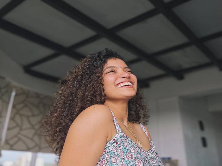 மலையாள படமான கும்பலாங்கி நைட்ஸ் மூலம் சினிமா துறையில் அறிமுகமானார்