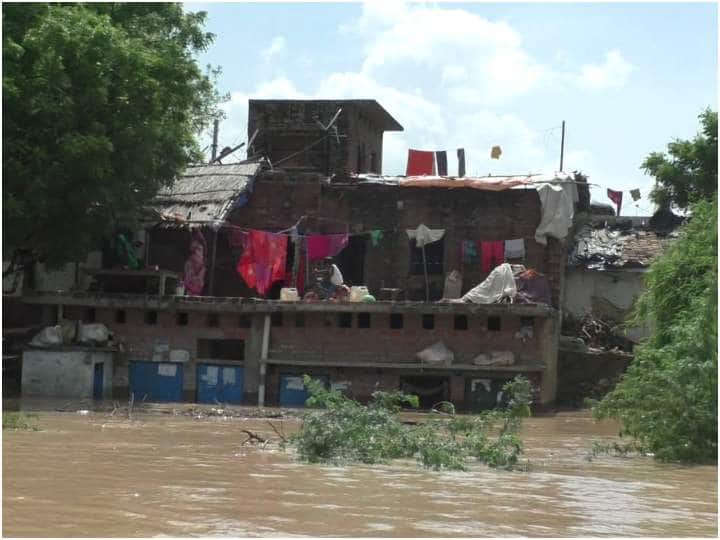 यूपी के जालौन में घरों में घुस रहा है नदी का पानी, लोगों को बचाने के एनडीआरएफ की टीम जुटी