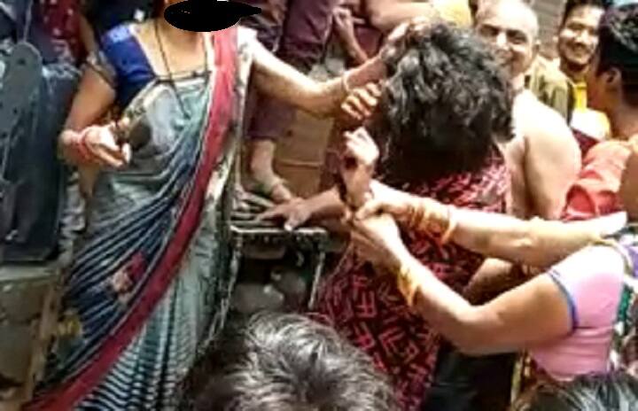 Surat : woman beats girl after doubt affair with husband , video goes to viral Surat : પતિ સાથે આડાસંબંધની શંકામાં પત્નીએ યુવતીને પકડીને વાળ કાપી નાંખ્યા ને પછી....