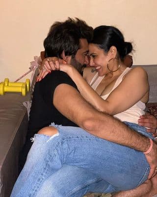 फोटो में काम्या शलभ के साथ काफी ज्यादा रोमांटिक अंदाज में नजर आ रही है. दोनों की केमिस्ट्री फैन्स को भी काफी पसंद आ रही हैं.