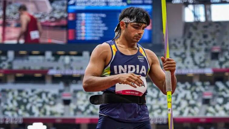 Neeraj chopra folds national flag maintaining code after winning historic gold in tokyo video goes viral ટોક્યો ઓલિમ્પિકમાં ગોલ્ડ જીત્યા બાદ નીરજ ચોપરાએ કોડ જાળવી રાષ્ટ્રધ્વજ ફોલ્ડ કર્યો, વીડિયો વાયરલ