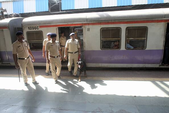 Mumbai Bomb Threat Call Scare 3 Mumbai Railway Stations Amitabh Bachchan Bungalow ਮੁੰਬਈ 'ਚ ਬੰਬ ਦੀਆਂ ਧਮਕੀਆਂ, ਅਮਿਤਾਭ ਬੱਚਨ ਦੇ ਬੰਗਲੇ ਤੇ 3 ਰੇਲਵੇ ਸਟੇਸ਼ਨਾਂ ਤੇ ਦਹਿਸ਼ਤ