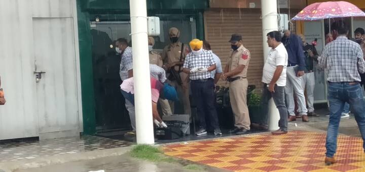 ਯੂਥ ਅਕਾਲੀ ਆਗੂ ਵਿੱਕੀ ਮਿੱਡੂ ਖੇੜਾ ਦਾ ਮੁਹਾਲੀ ਵਿੱਚ ਗੋਲੀਆਂ ਮਾਰ ਕੇ ਕਤਲ ਕਰ ਦਿੱਤਾ ਗਿਆ ਹੈ।