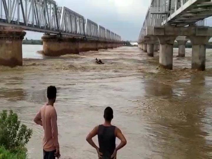 Six young man drowning in river during selfie in Jalaun Uttar Pradesh news Jalaun News: सेल्फ बनी जानलेवा, बाढ़ का नजारा लेने गये छह युवक नदी में डूबे, दो की मौत, रेस्क्यू ऑपरेशन जारी