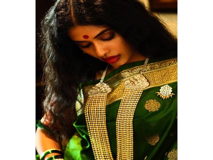 இந்தியாவின் 43 வது சர்வதேச திரைப்பட விழாவில் IFFI சிறந்த நடிகர் விருது (பெண்) வெள்ளி மயில் விருதைப் பெற்றார்.