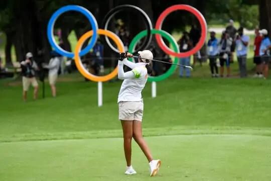 ખાસ વાત છે કે, 5 વર્ષની ઉંમરમાં અદિતી અશોકે (Indian golfer Aditi Ashok) પહેલીવાર ગૉલ્ફ મેચ રમી હતી. બાદમાં તેના મનમાં આ રમત પ્રત્યે પ્રેમ ઉભર્યો અને તે આમાં લાગી હતી. અદિતિ અવારનવાર ગૉલ્ફ કોર્સમાં જઇને બૉલને હિટ કરવાની પ્રેક્ટિસ કરતી હતી, જેનો જોઇને પિતા અશોકે પોતાની દીકરીને આ રમત માટે છુટ આપી.
