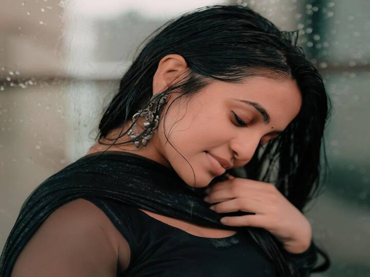 ஏங்கினேன் நான் தேங்கினேன்.. ஏனடா போதும் இம்சைகள் வானமும் இந்த பூமியும் உந்தன் தோற்றமே உன் பேர் சொன்னாலே உள்ளே தித்திக்குமே..
