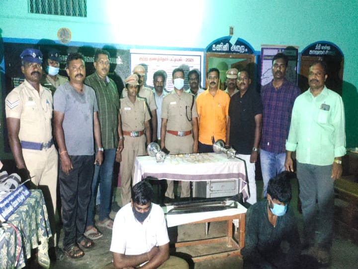 two robbers have been arrested in connection with a series of robberies ஆளில்லாத வீடுகளில் ஆட்டையை போட்ட 2 பேரிடம் ஒரு கிலோ வெள்ளி பறிமுதல்