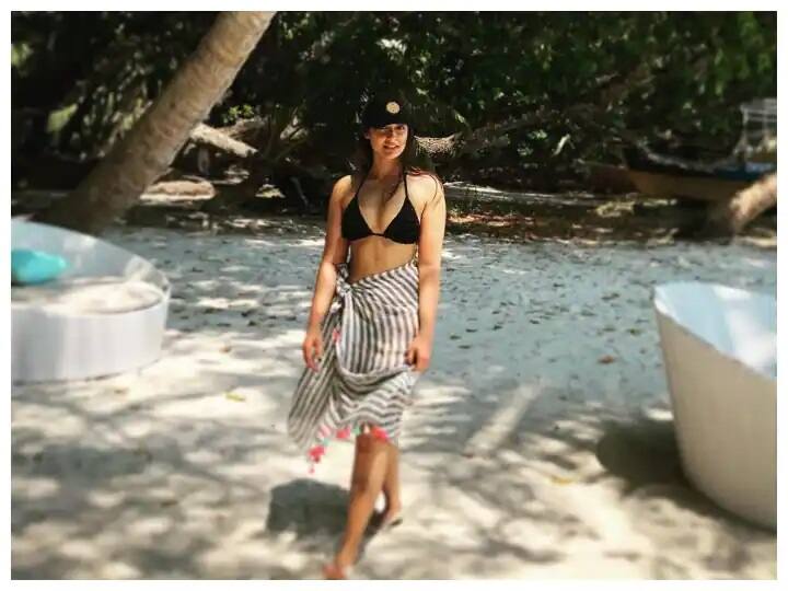 To get a curvy figure like Ileana d cruz you have to follow her fitness routine એક્ટ્રેસ ઇલિયાના ડી ક્રૂઝ જેવા લૂક માટે ફોલો કરવું પડશે તેમનું ફિટનેસ રૂટીન, જાણો સિક્રેટ ડાયટ પ્લાન