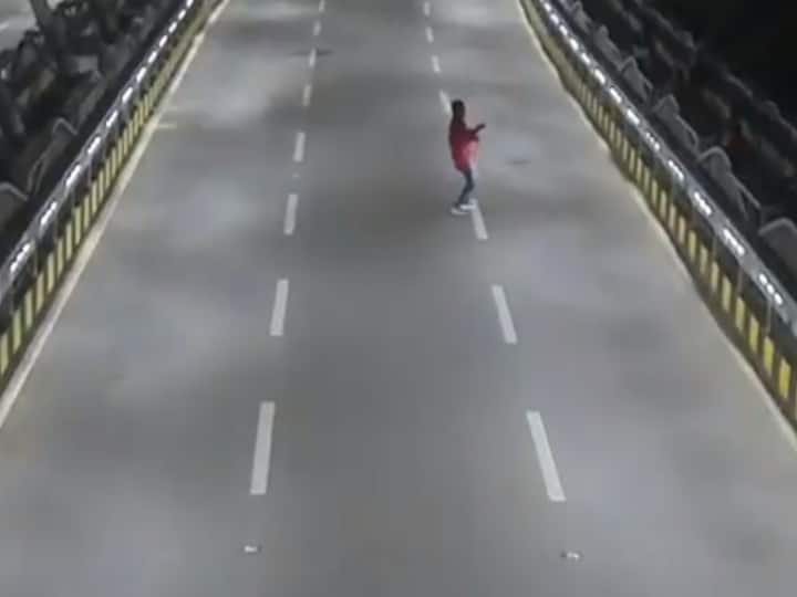 Cyberabad police warns youngster who dances in Highways in midnight மிட்நைட்டில் நடுரோட்டில் நாட்டியமாடிய இளைஞர்.. கடுப்பான போலீஸ் : வைரல் வீடியோ !