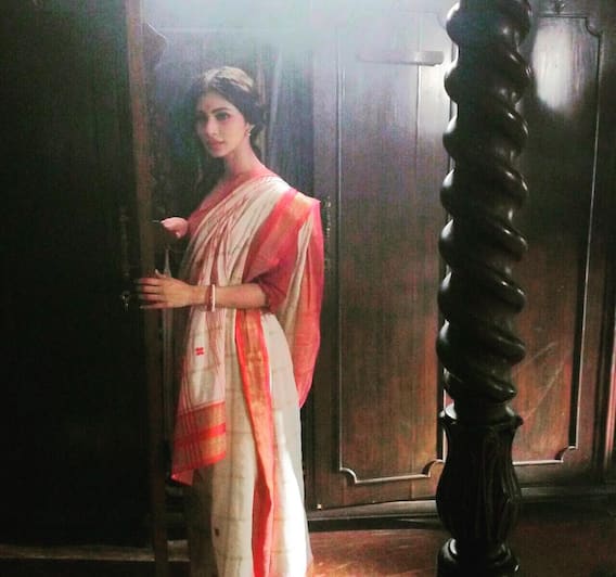 IN PICS | Mouni Roy Embraces The ‘Bengali Girl’ In Her; Poses In Stunning Banarasi Saree