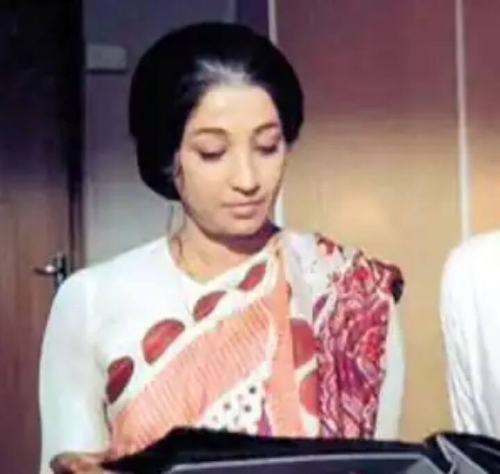 1975 मध्ये आलेला चित्रपट आंधी मध्ये सुचित्रा सेन यांनी एक राजकीय पात्र साकारलं होतं. त्यावेळी त्यांची व्यक्तिरेखा इंदिरा गांधी यांच्याशी मिळती जुळती असल्याचं बोललं जात होतं. त्यामुळे चित्रपटावर आक्षेपही घेण्यात आला होता.