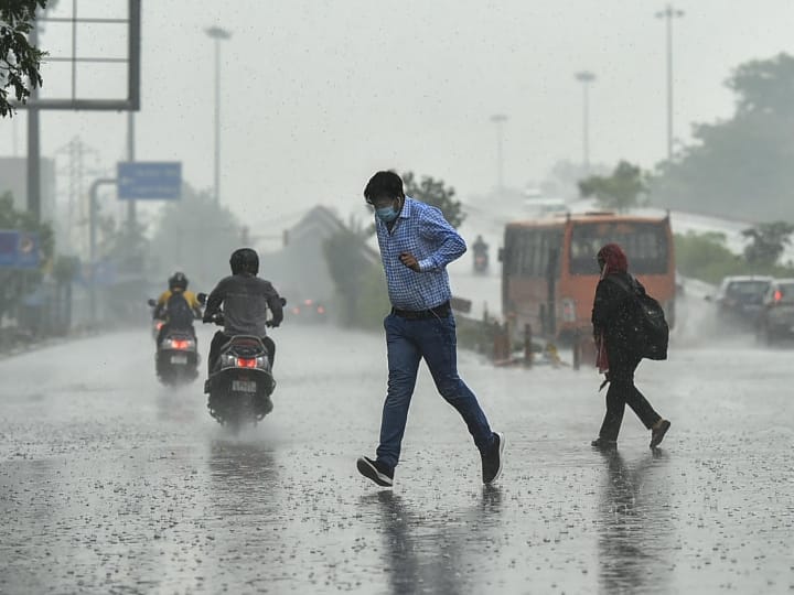 Monsoon conditions will remain in Delhi till August 9 know how the weather will be today Delhi Monsoon Update: दिल्ली में 9 अगस्त तक बनी रहेगी बारिश की संभावना, जानिए आज कैसा रहेगा मौसम