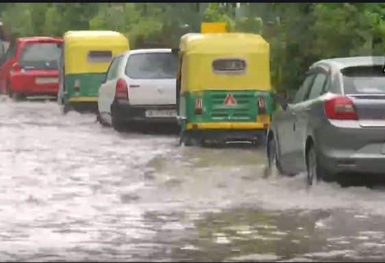 Delhi Monsoon Rains: दिल्ली में बारिश से मौसम हुआ सुहाना, कई जगह जलभराव से यातायात प्रभावित