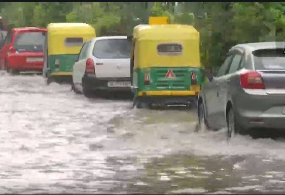 Delhi Monsoon Rains Parts of Capital receive rainfall on 8 August 2021 Delhi Monsoon Rains: दिल्ली में बारिश से मौसम हुआ सुहाना, कई जगह जलभराव से यातायात प्रभावित