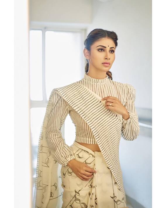 IN PICS | Mouni Roy Embraces The ‘Bengali Girl’ In Her; Poses In Stunning Banarasi Saree